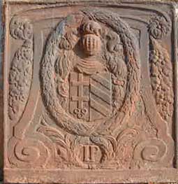 Grande_plaque_au_heaume.JPG (24158 octets)